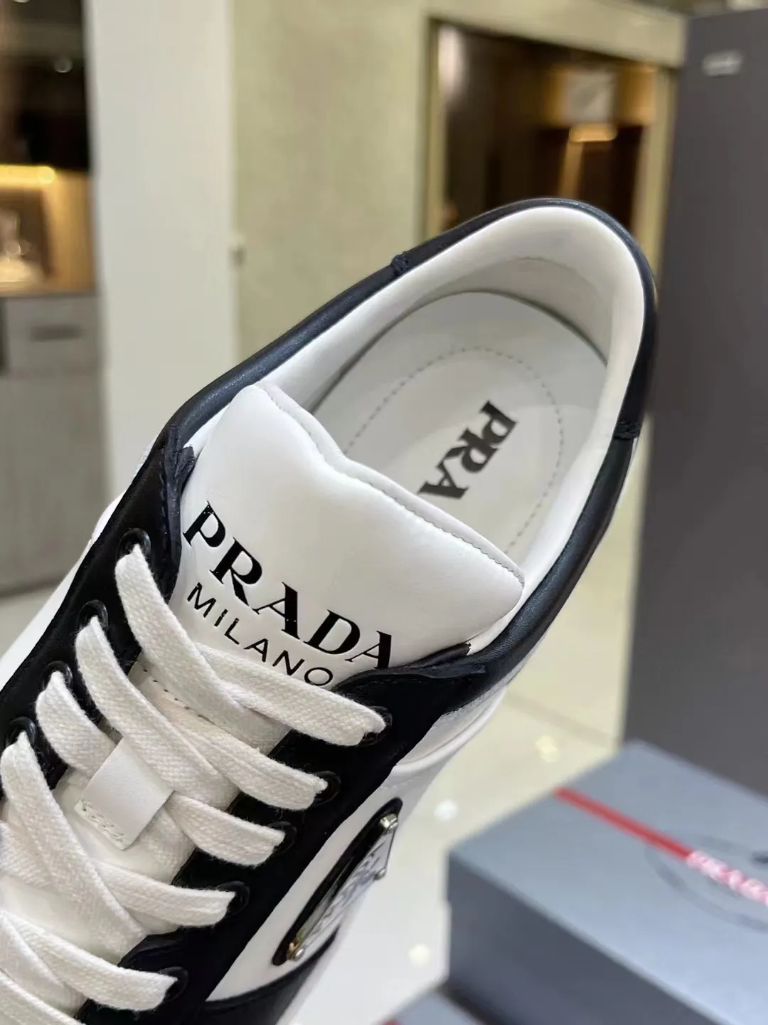 P380 Yuan 38-45 Prada Prada’s new men’s leather sports shoes, the highest version on the market, any comparison is welcome🆚! The original leather has excellent texture and is super high-end! Fetal sheep net lining imported from Italy, removable pad! Luxurious materials and fine workmanship, highly recommended!